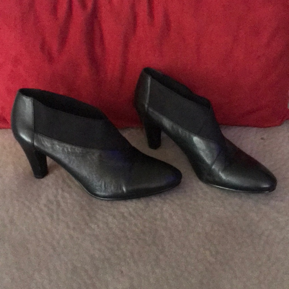 💥Bandolino Black stretchy booties💥